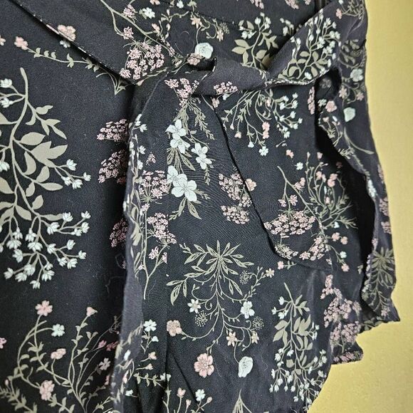 Abound Floral Shorts  - Picture 2 of 4